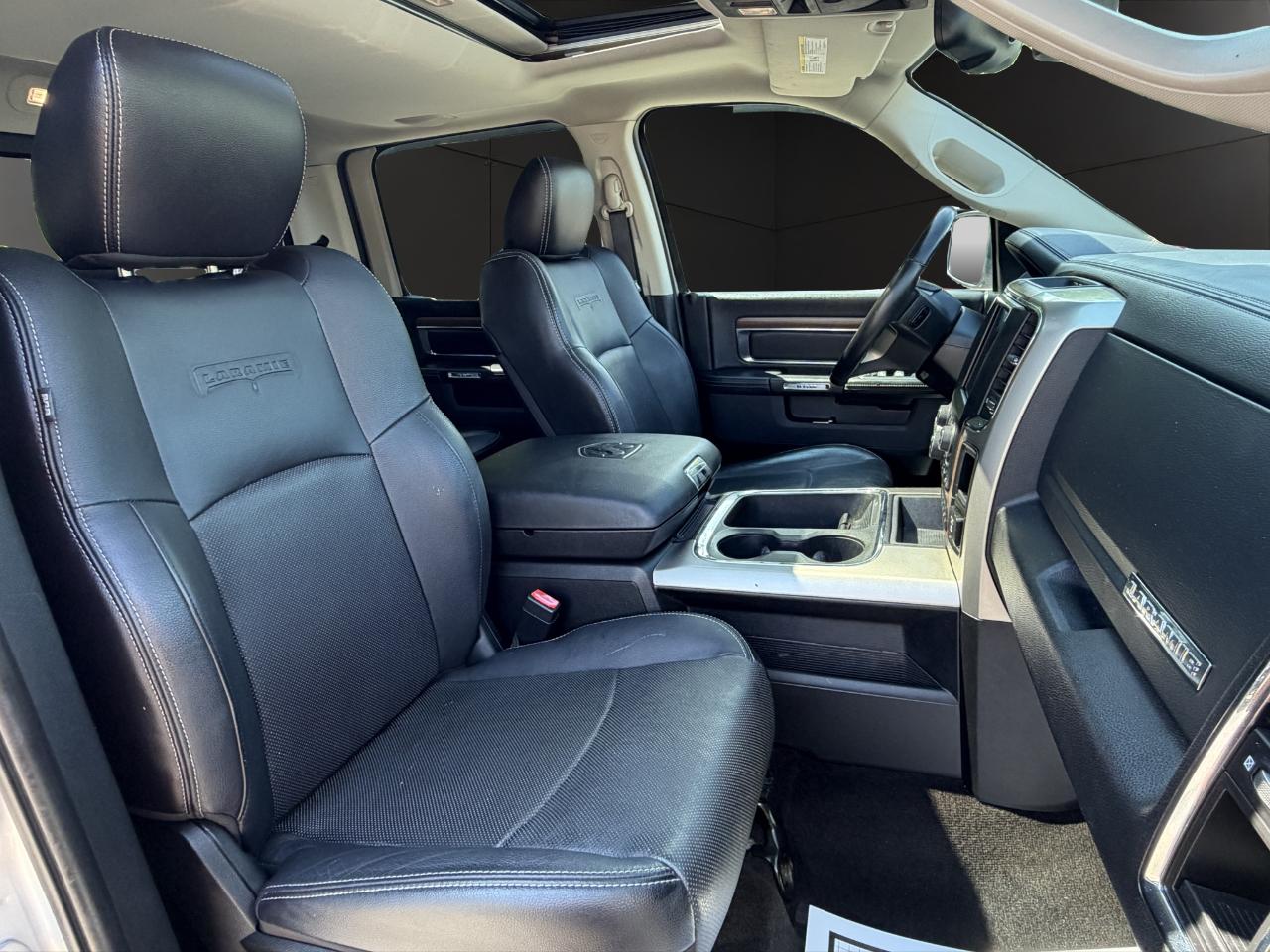 RAM 1500 4WD Crew Cab 140.5" Laramie 2016