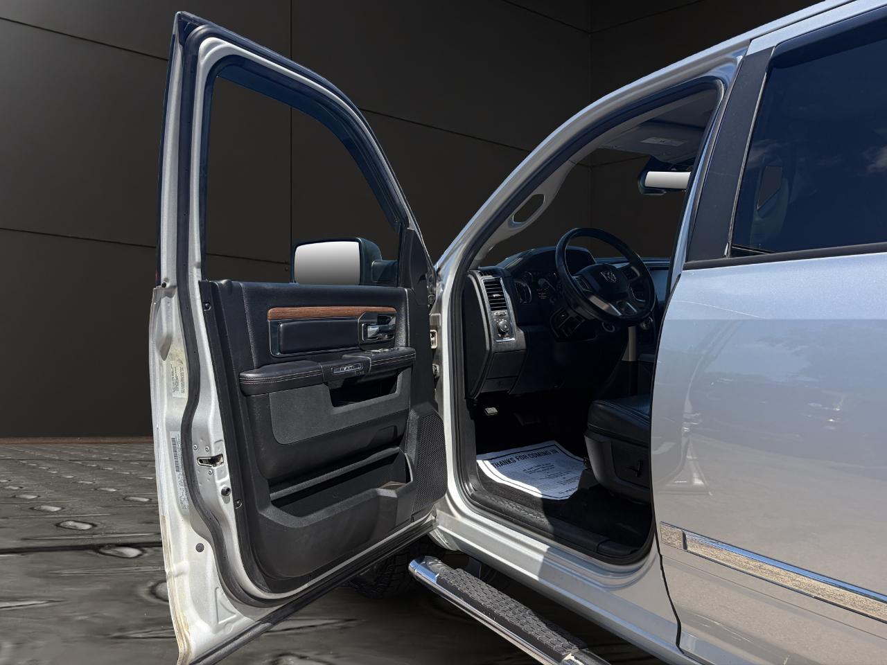 RAM 1500 4WD Crew Cab 140.5" Laramie 2016