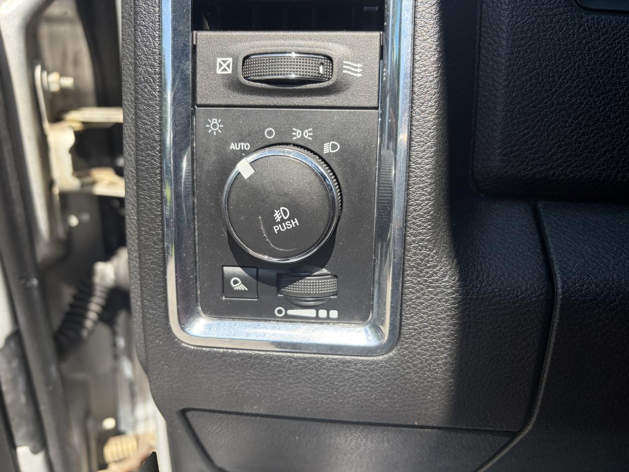 RAM 1500 4WD Crew Cab 140.5" Laramie 2016