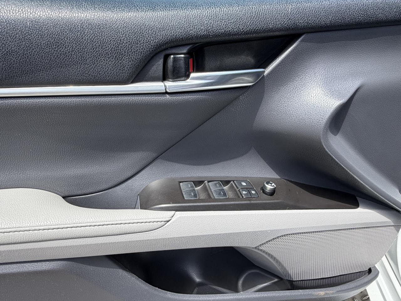 Toyota Camry Hybrid XLE CVT (Natl) 2023