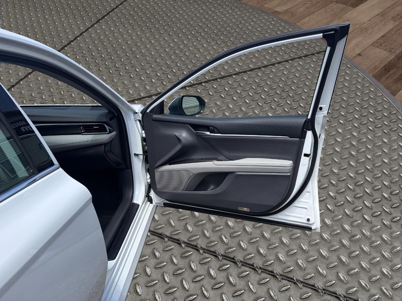 Toyota Camry Hybrid XLE CVT (Natl) 2023