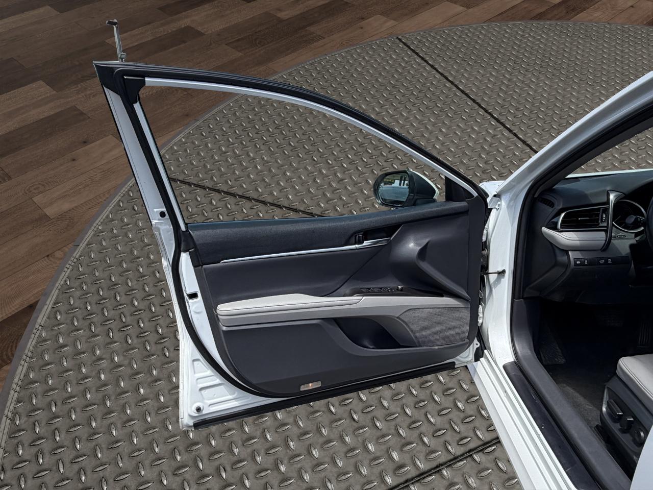 Toyota Camry Hybrid XLE CVT (Natl) 2023
