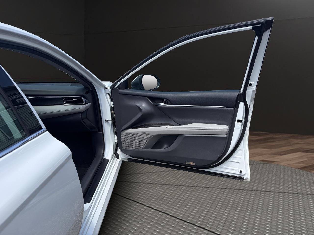 Toyota Camry Hybrid XLE CVT (Natl) 2023