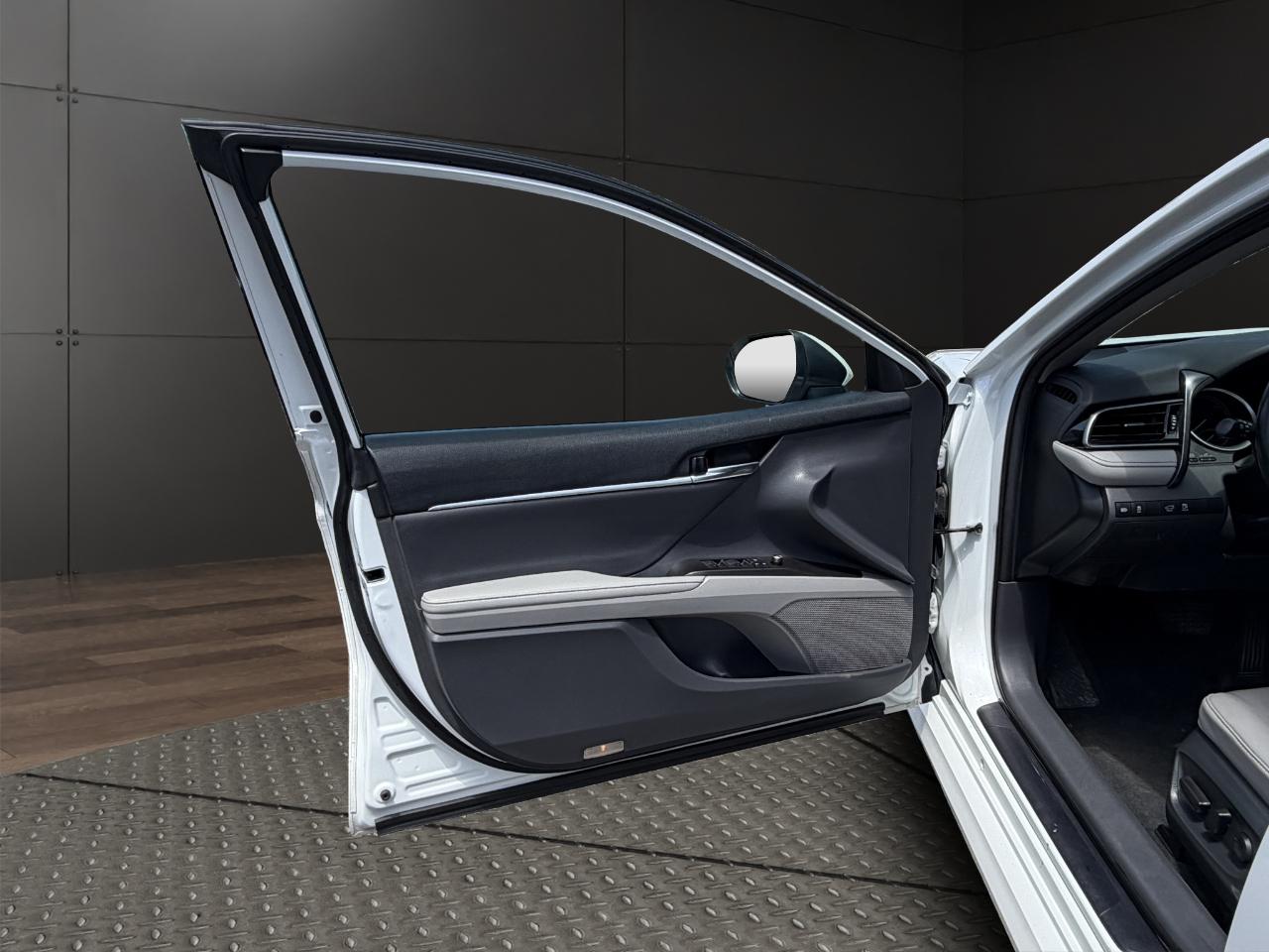Toyota Camry Hybrid XLE CVT (Natl) 2023