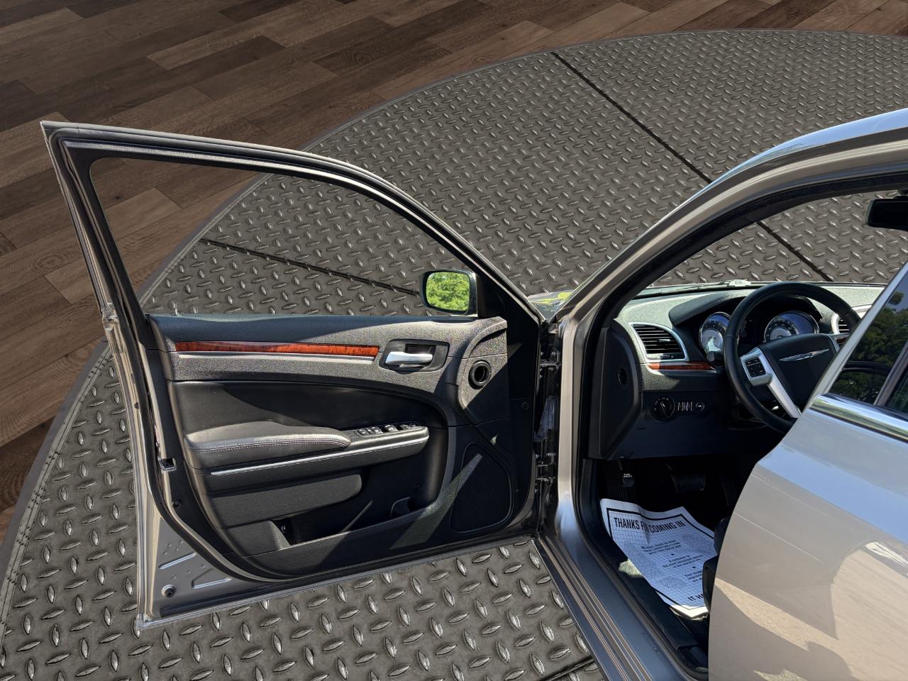 Chrysler 300 4dr Sdn RWD 2014