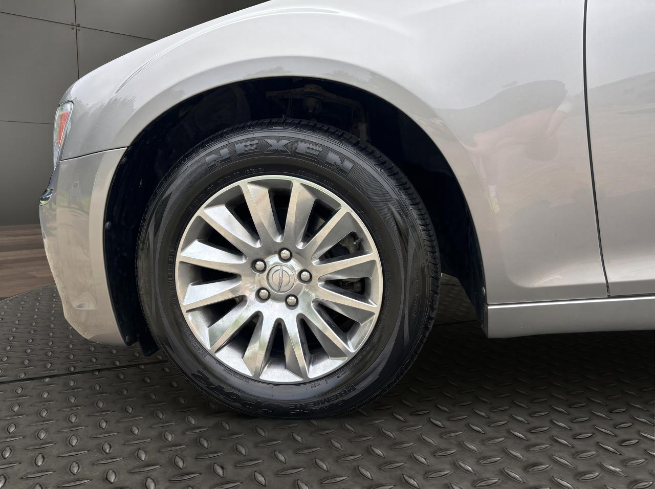 Chrysler 300 4dr Sdn RWD 2014