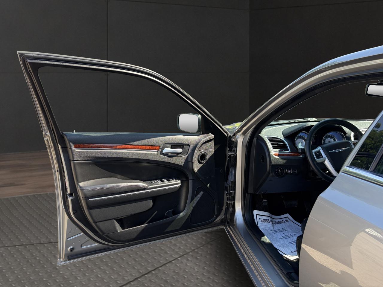 Chrysler 300 4dr Sdn RWD 2014