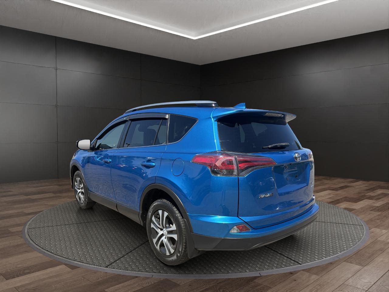 Toyota RAV4 LE AWD (Natl) 2018