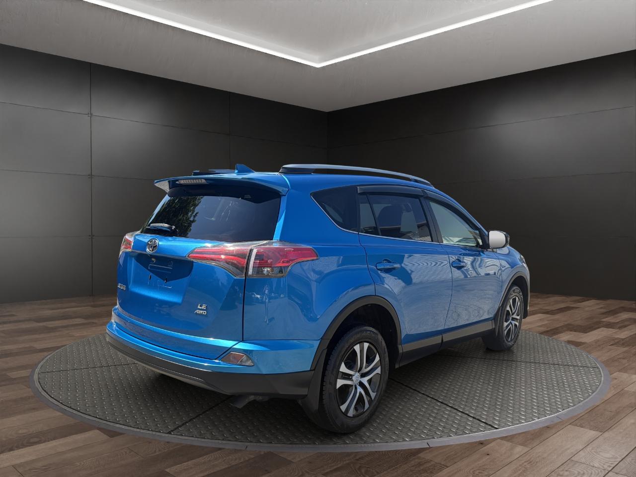 Toyota RAV4 LE AWD (Natl) 2018
