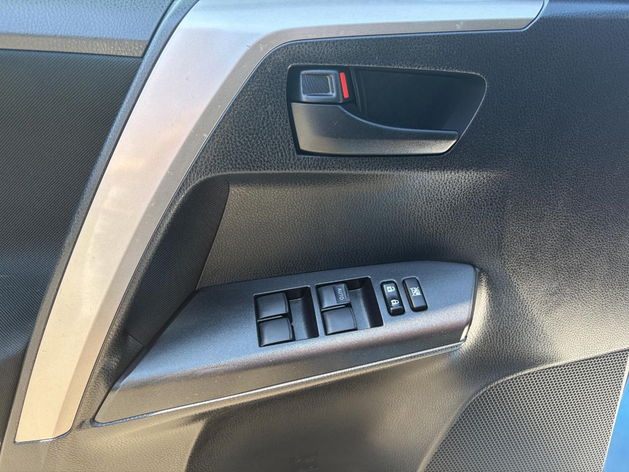 Toyota RAV4 LE AWD (Natl) 2018