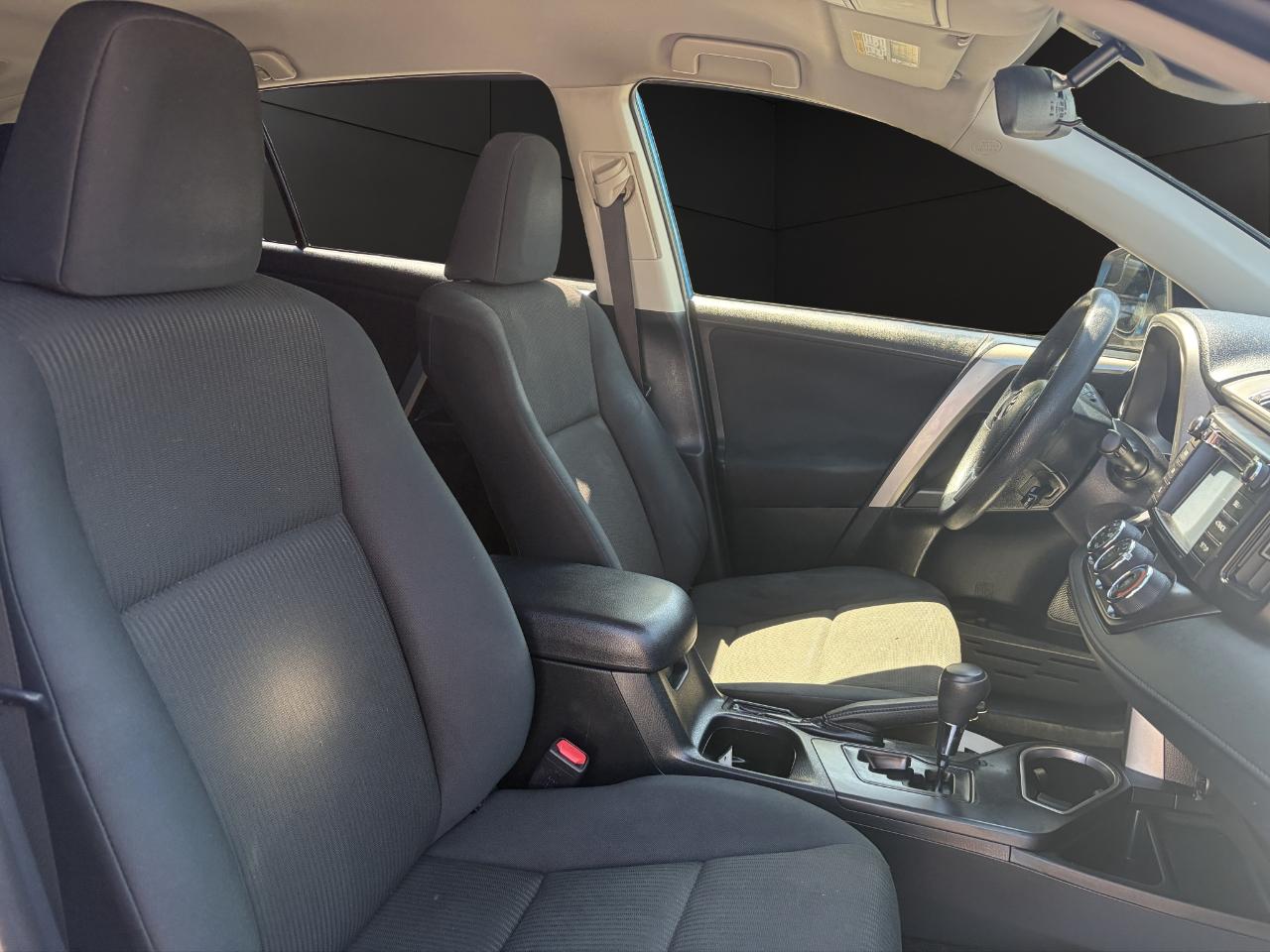 Toyota RAV4 LE AWD (Natl) 2018