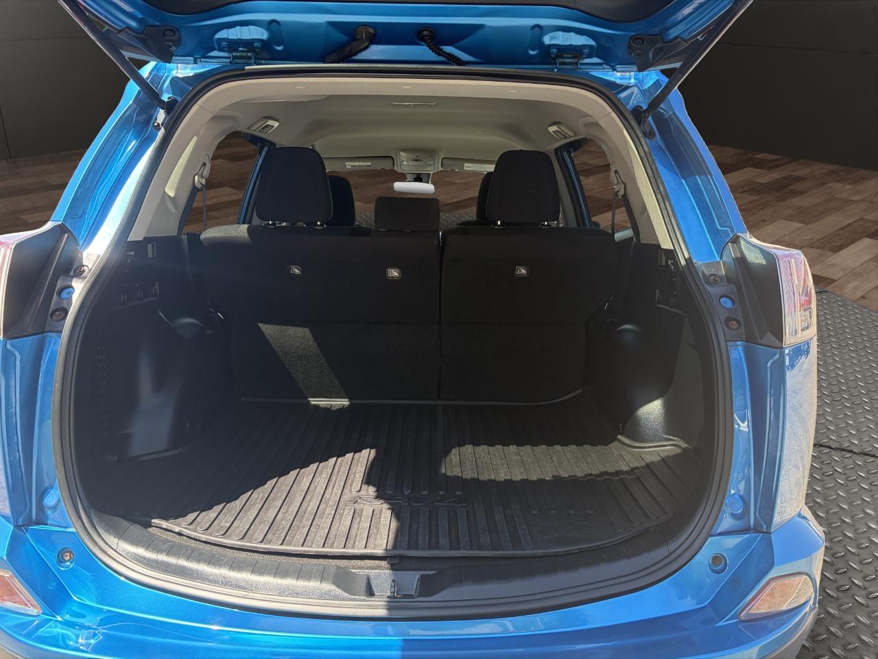 Toyota RAV4 LE AWD (Natl) 2018