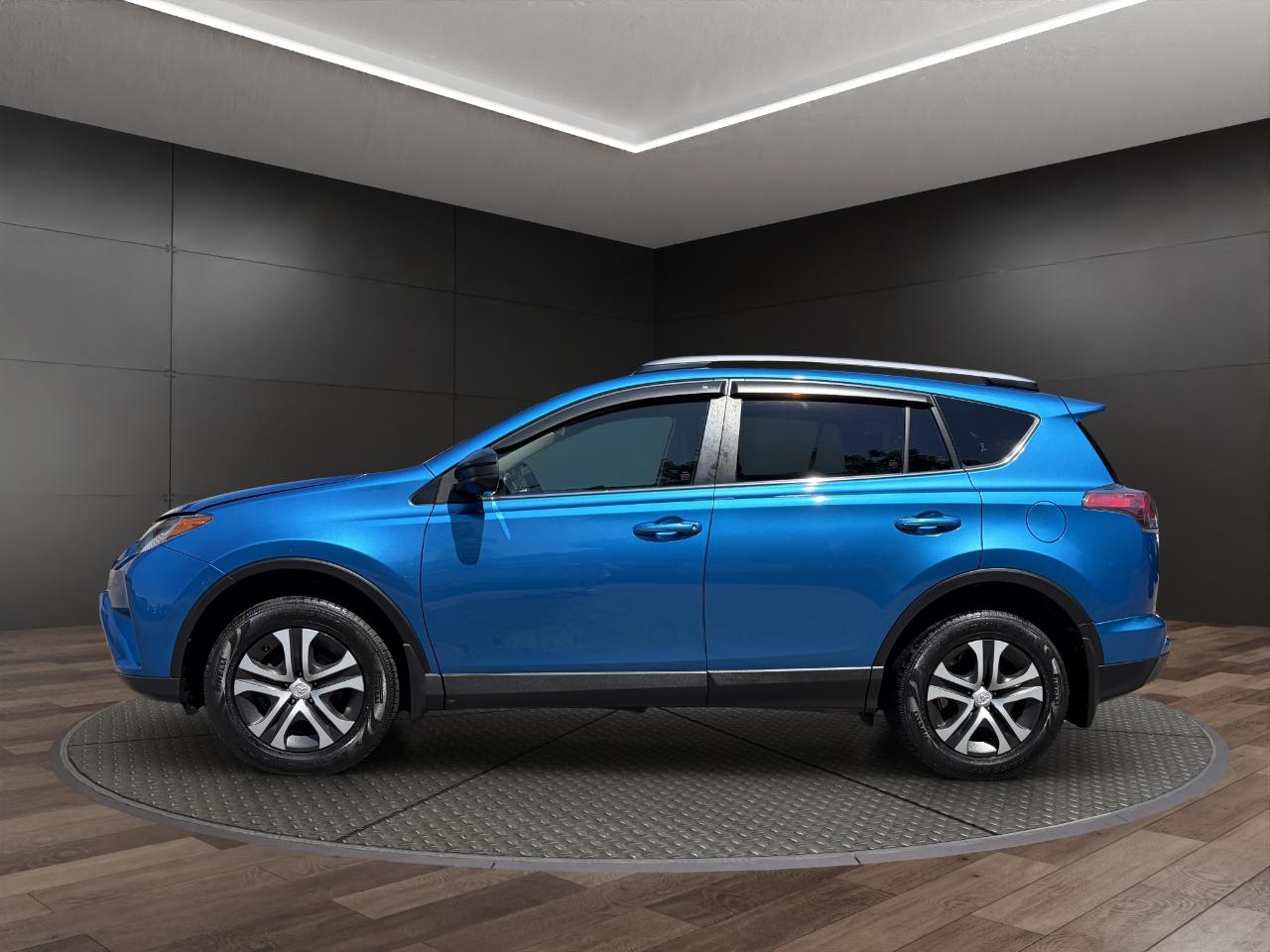 Toyota RAV4 LE AWD (Natl) 2018