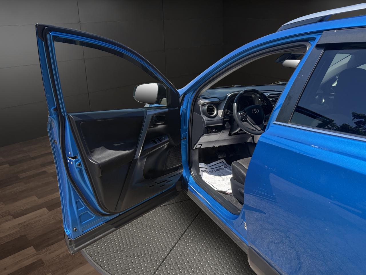 Toyota RAV4 LE AWD (Natl) 2018
