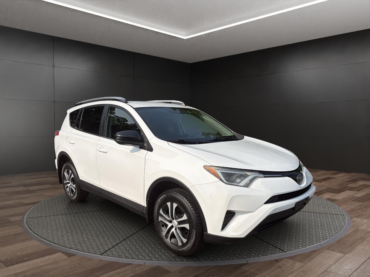 Toyota RAV4 LE AWD (Natl) 2017