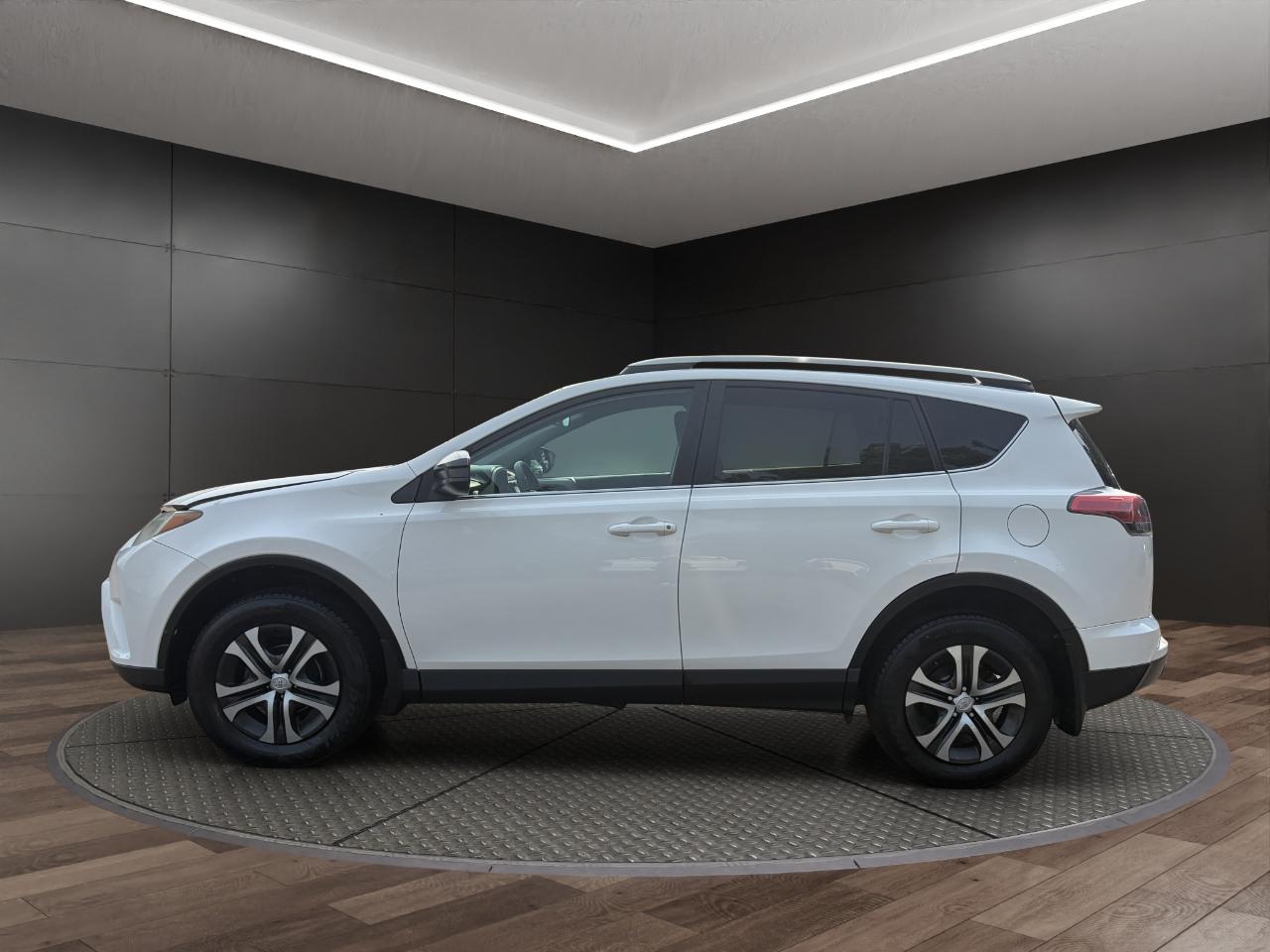 Toyota RAV4 LE AWD (Natl) 2017