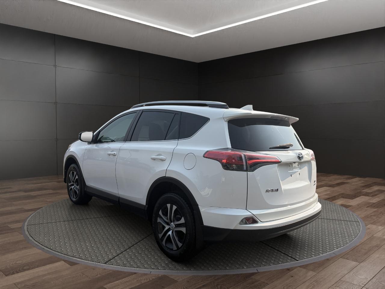 Toyota RAV4 LE AWD (Natl) 2017