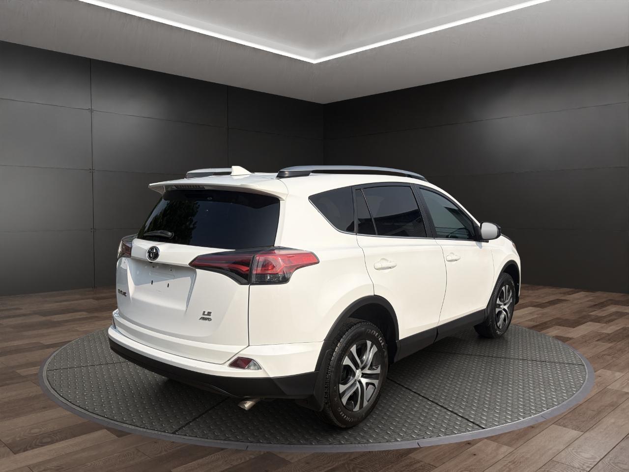 Toyota RAV4 LE AWD (Natl) 2017