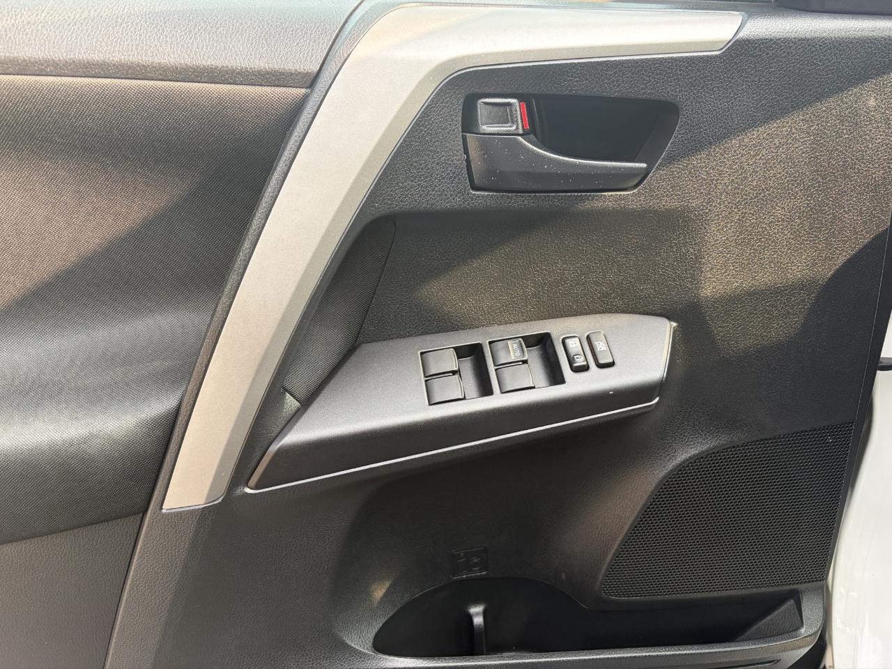 Toyota RAV4 LE AWD (Natl) 2017