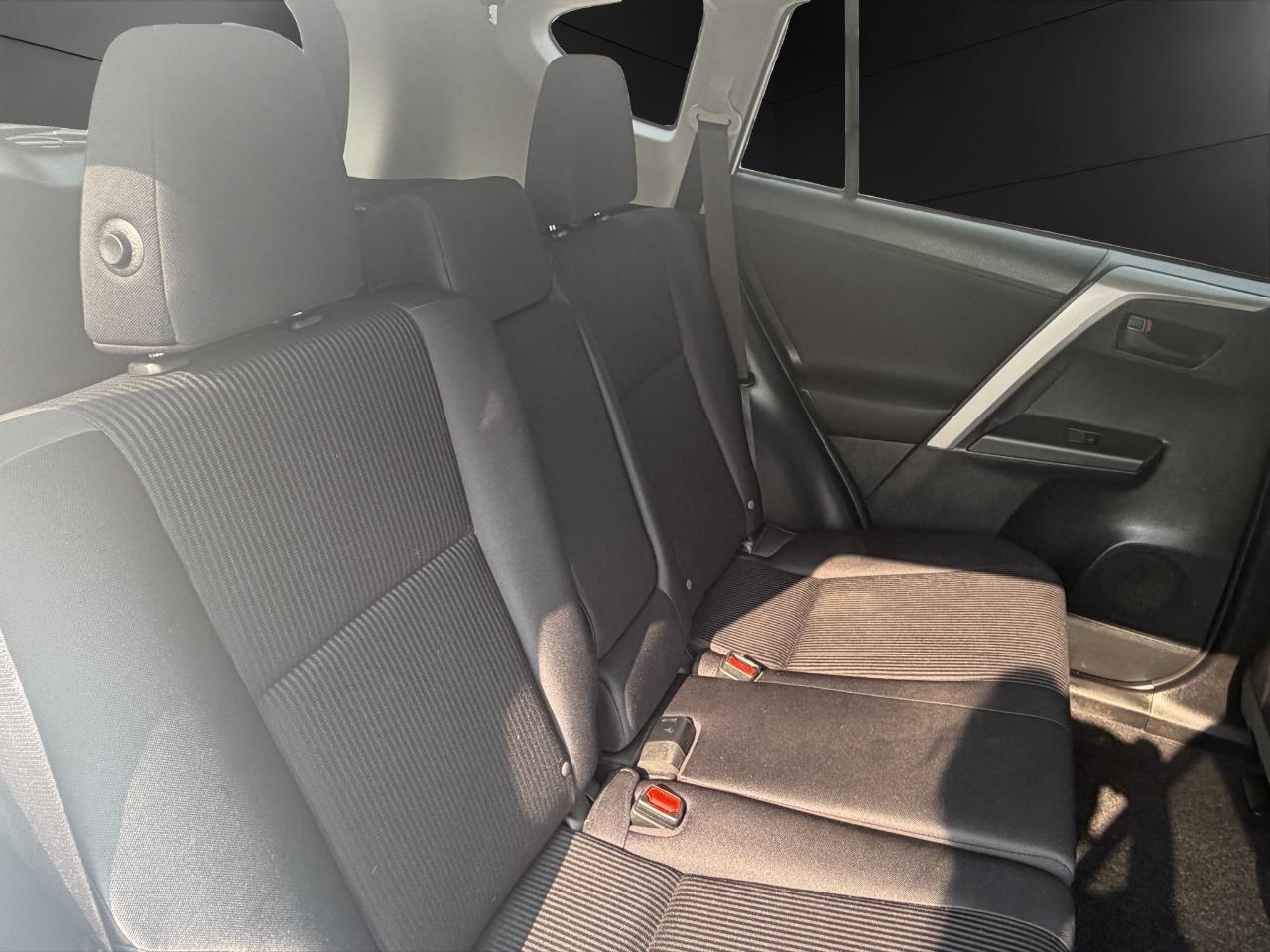 Toyota RAV4 LE AWD (Natl) 2017