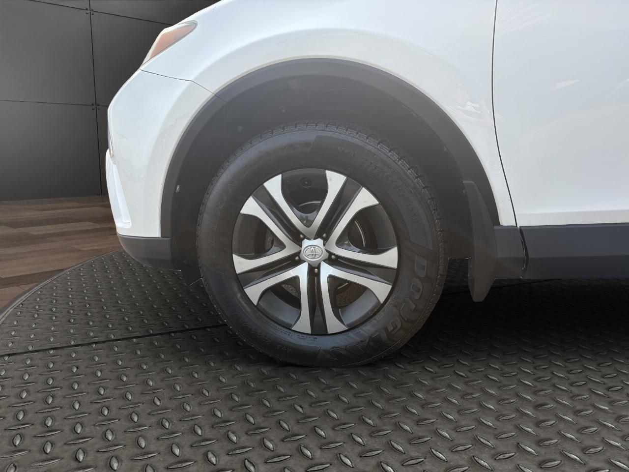 Toyota RAV4 LE AWD (Natl) 2017