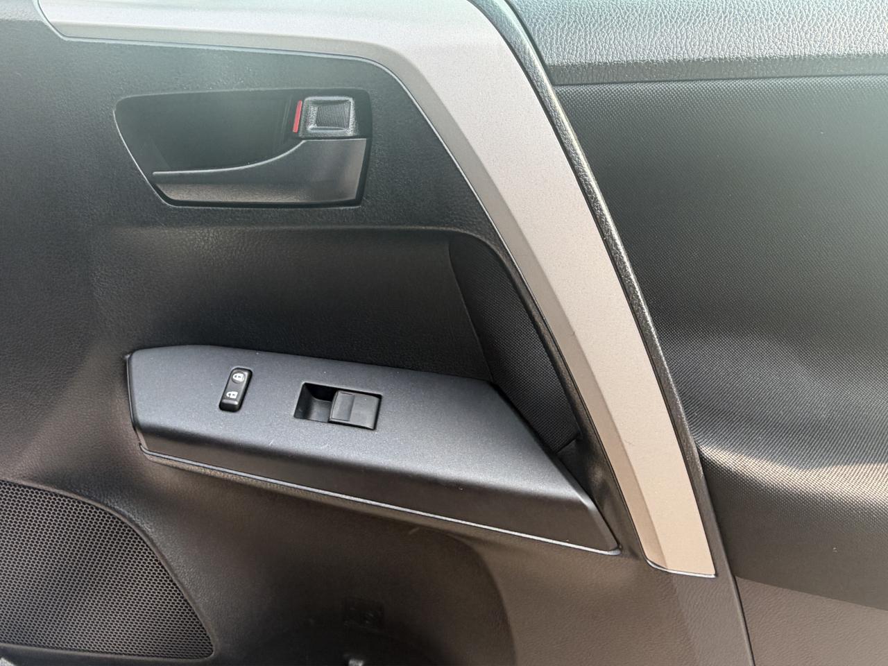 Toyota RAV4 LE AWD (Natl) 2017