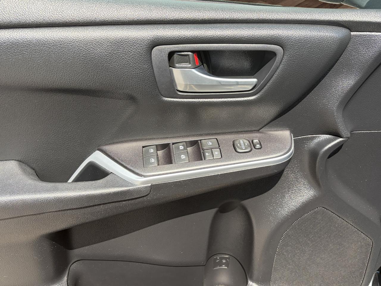 Toyota Camry 4dr Sdn I4 Auto SE (Natl) 2015