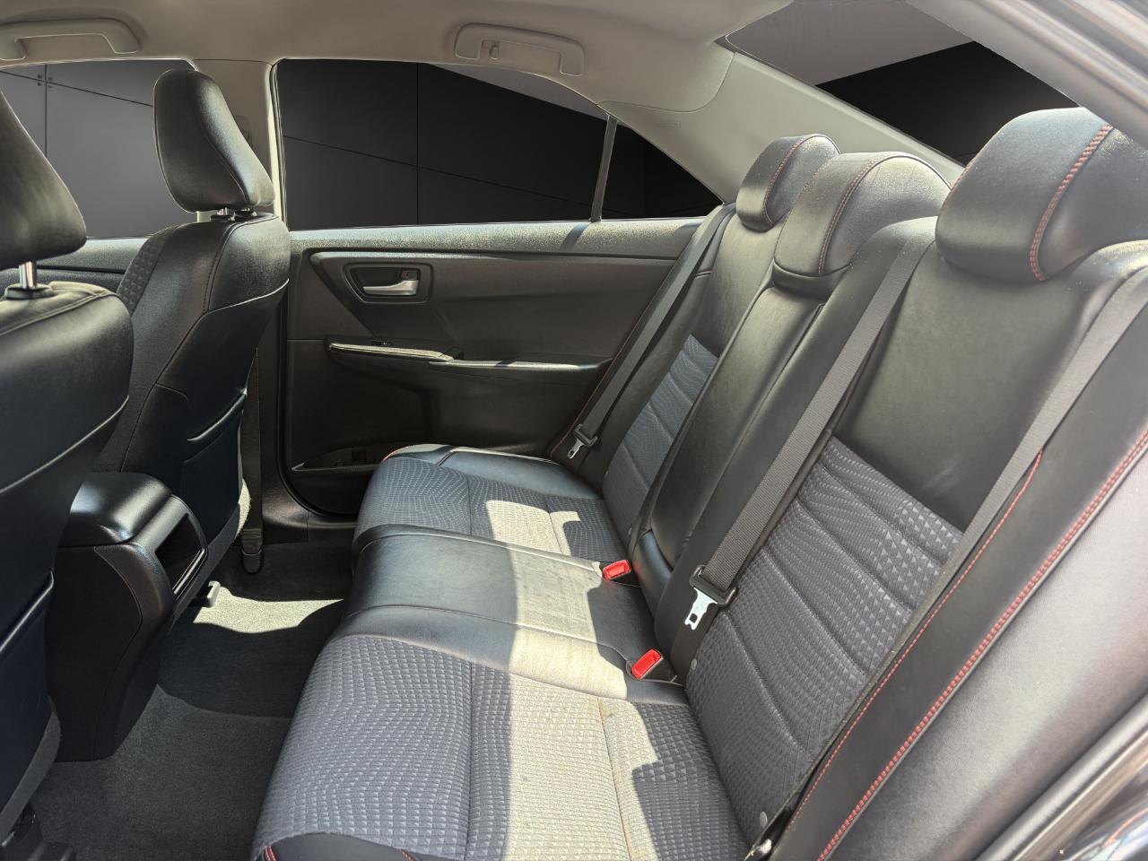 Toyota Camry 4dr Sdn I4 Auto SE (Natl) 2015