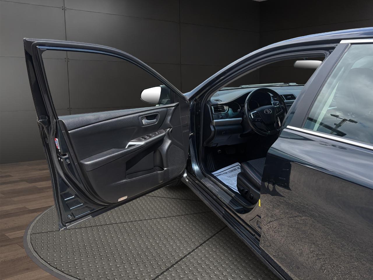Toyota Camry 4dr Sdn I4 Auto SE (Natl) 2015
