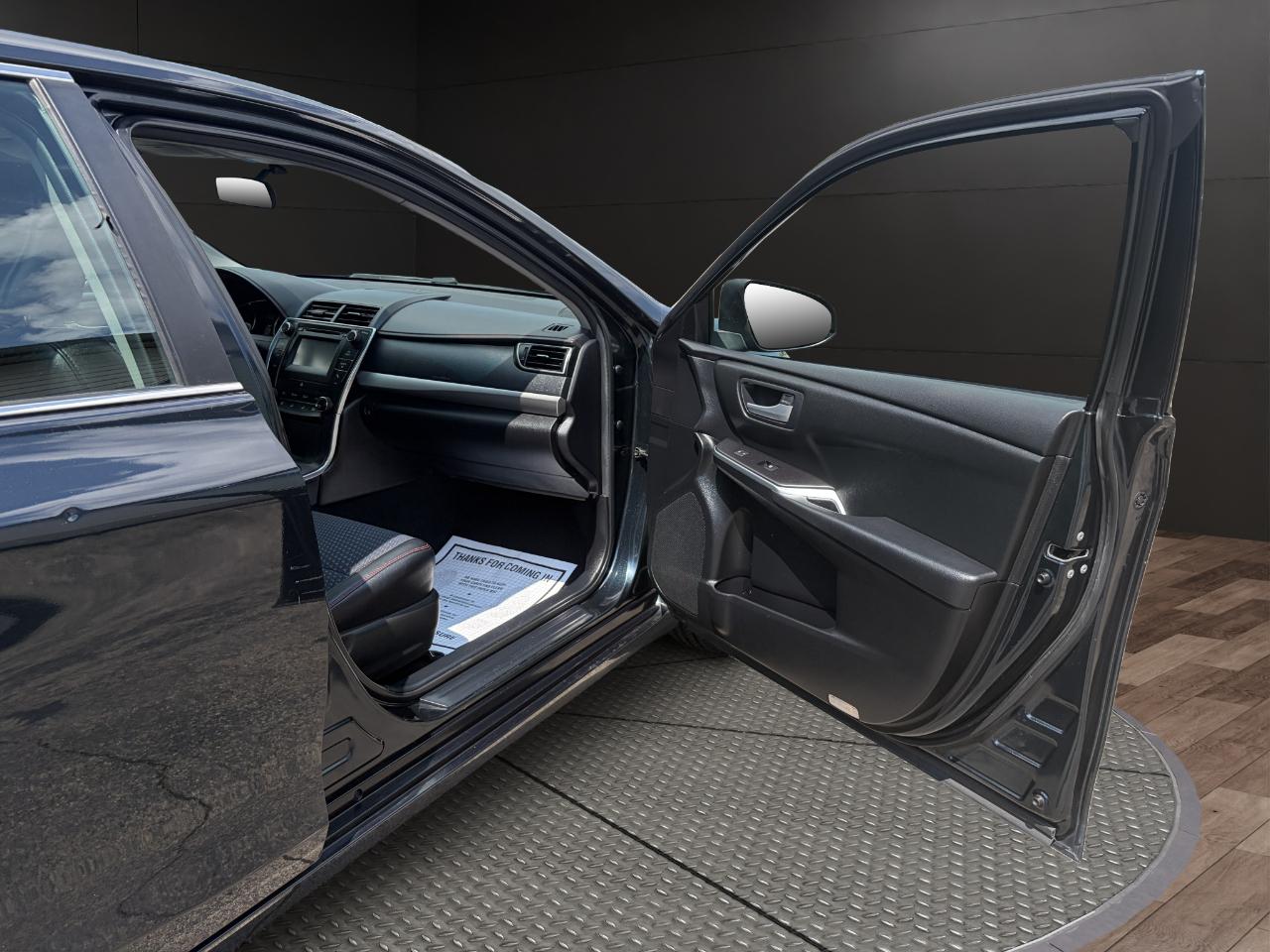 Toyota Camry 4dr Sdn I4 Auto SE (Natl) 2015