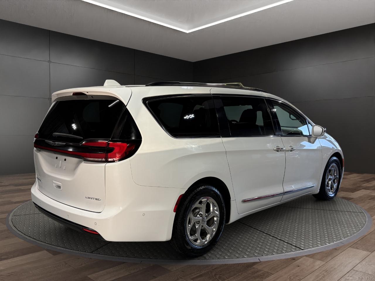 Chrysler Pacifica Limited FWD 2022
