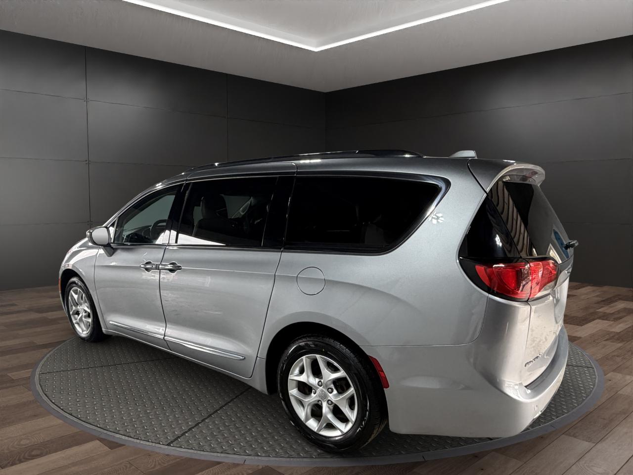 Chrysler Pacifica Touring L FWD 2020