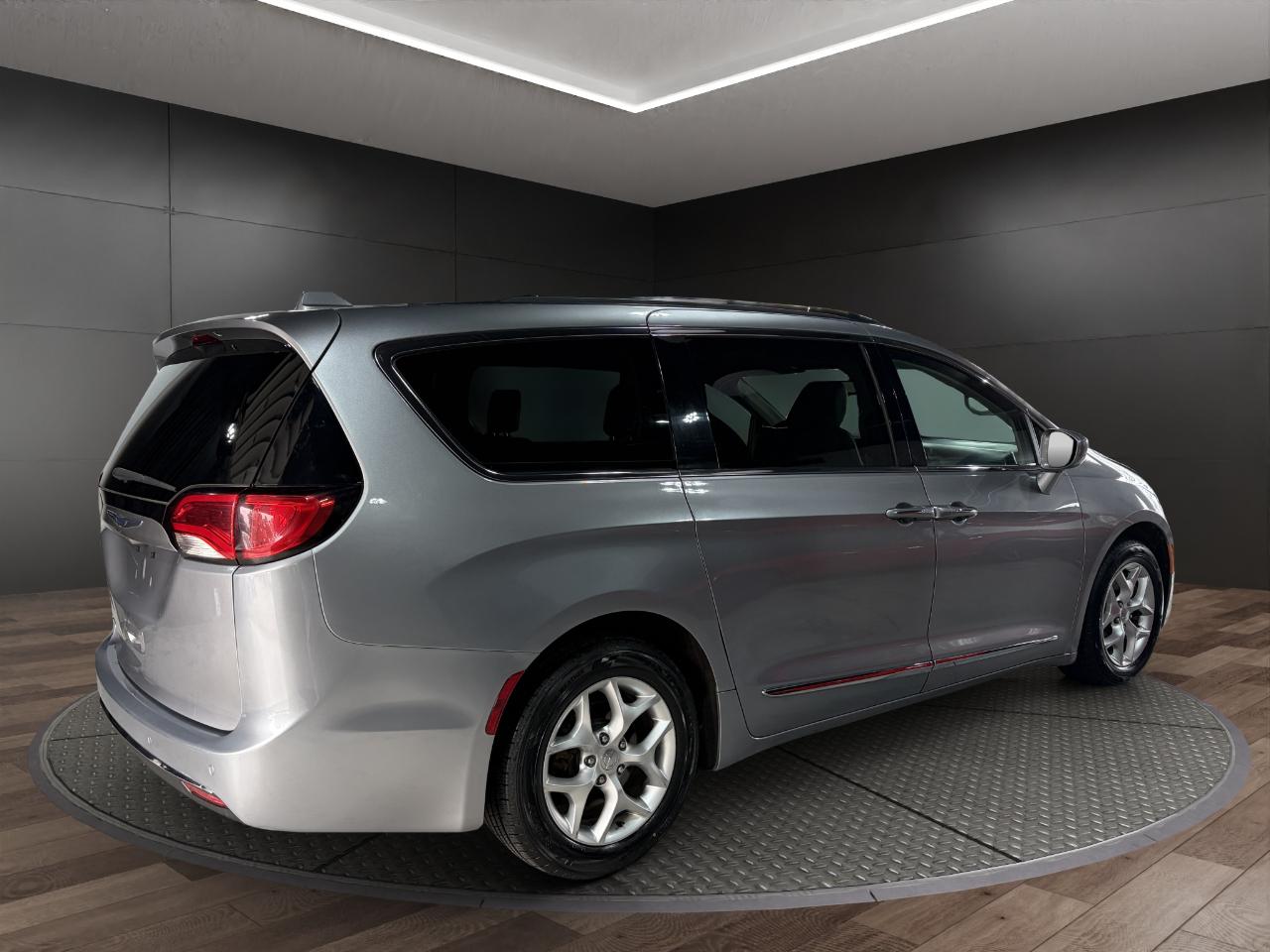 Chrysler Pacifica Touring L FWD 2020