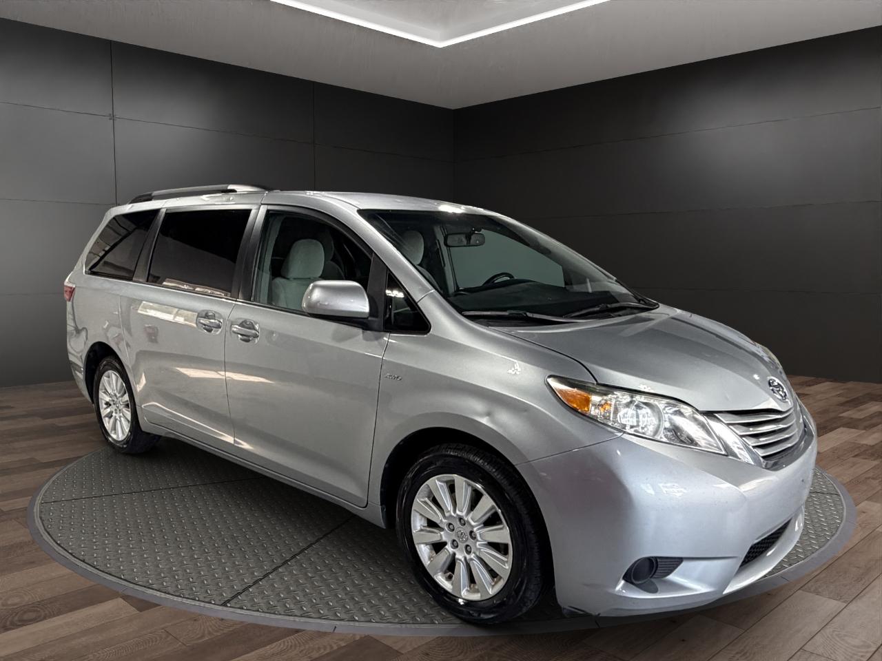 Toyota Sienna 5dr 7-Pass Van LE AWD (Natl) 2016