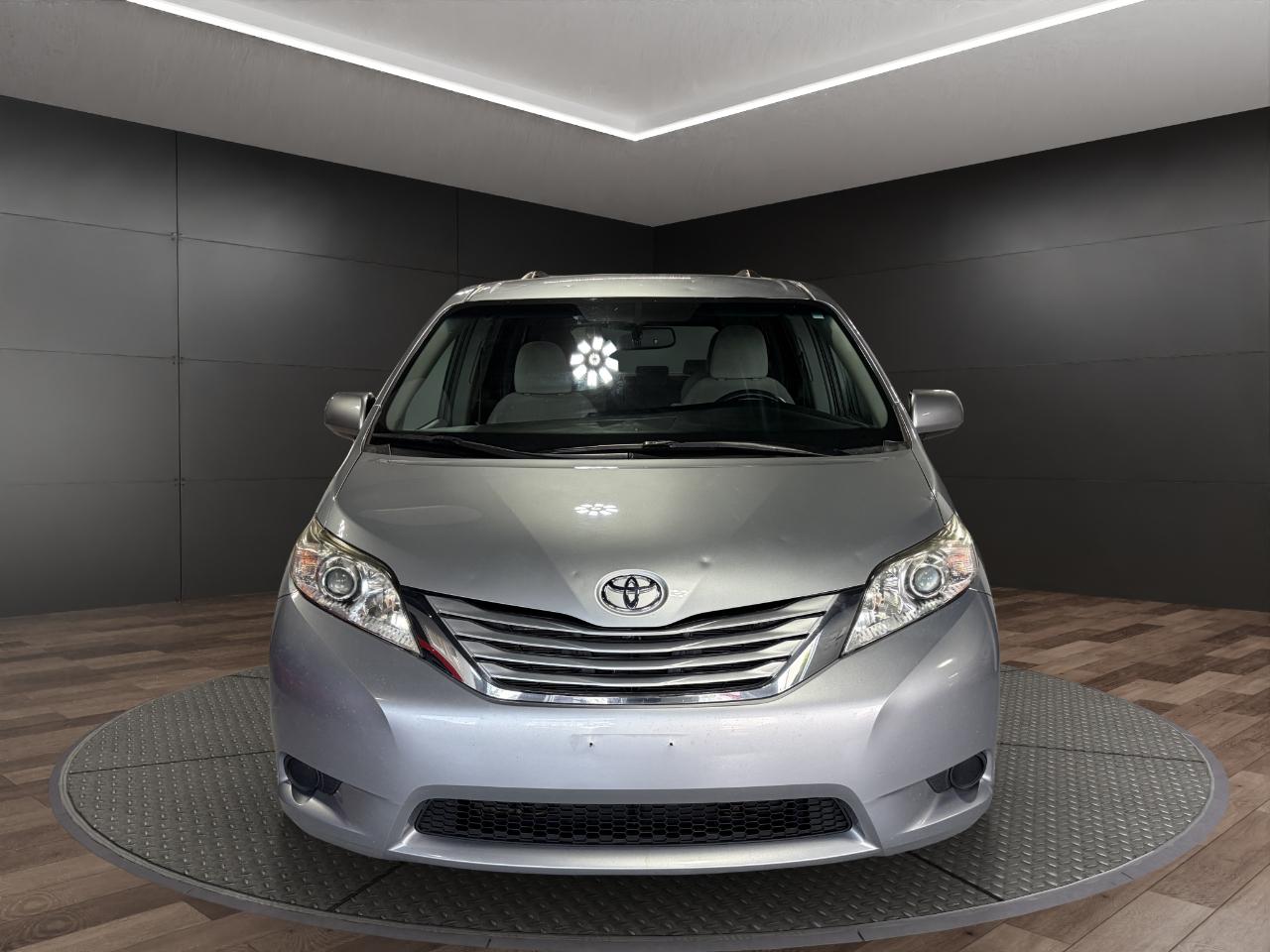 Toyota Sienna 5dr 7-Pass Van LE AWD (Natl) 2016