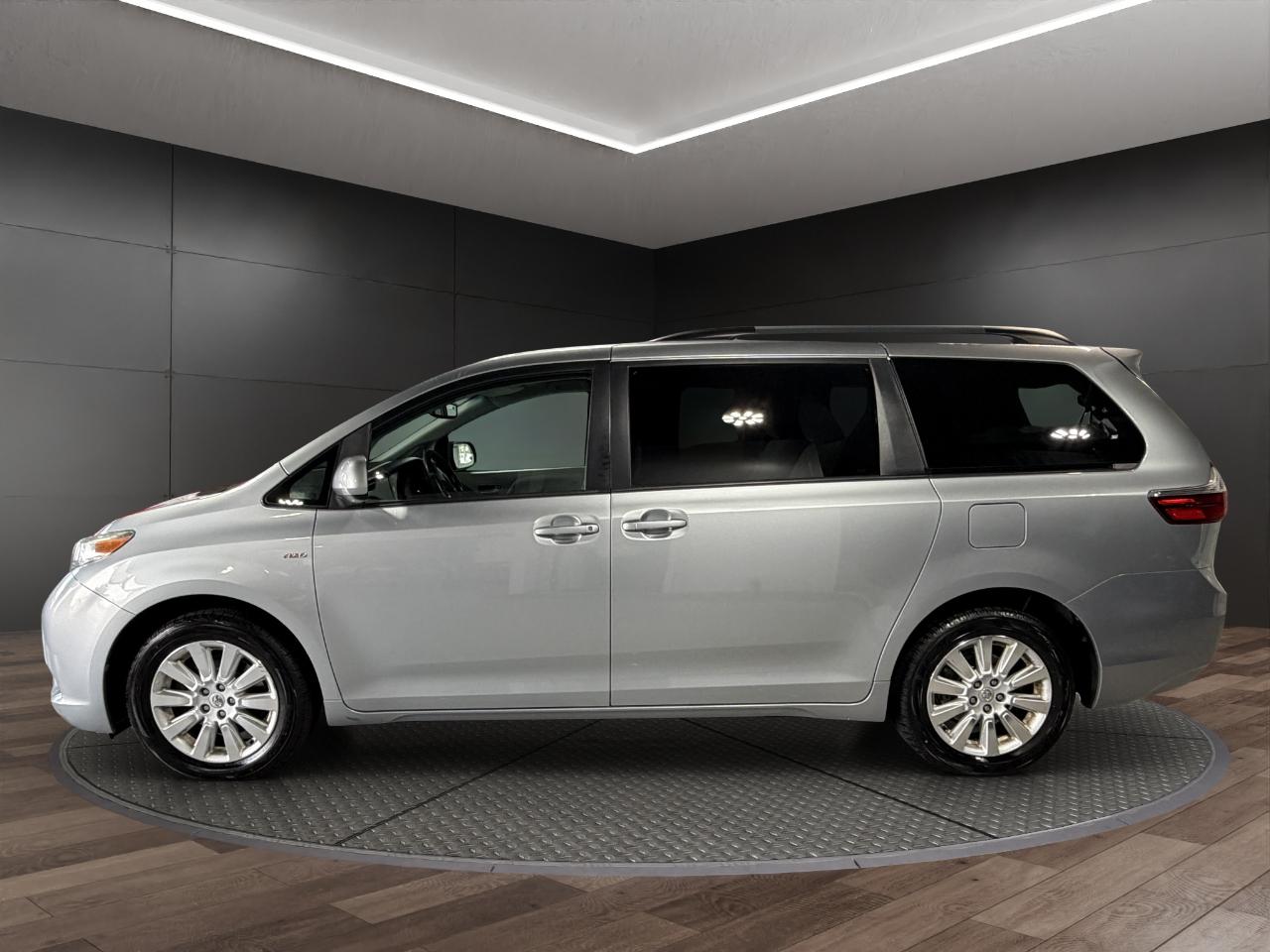 Toyota Sienna 5dr 7-Pass Van LE AWD (Natl) 2016
