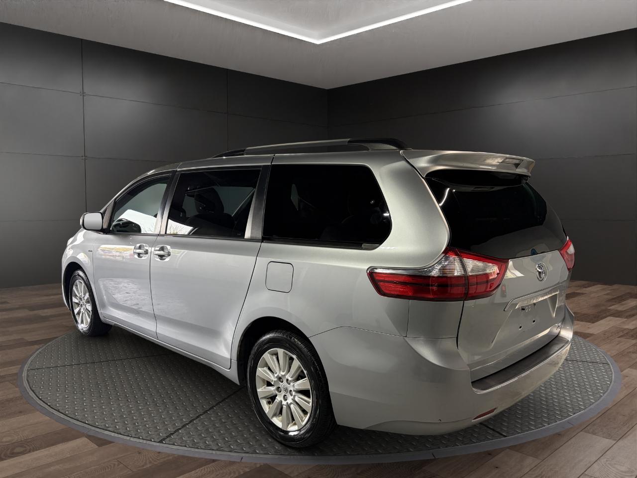Toyota Sienna 5dr 7-Pass Van LE AWD (Natl) 2016