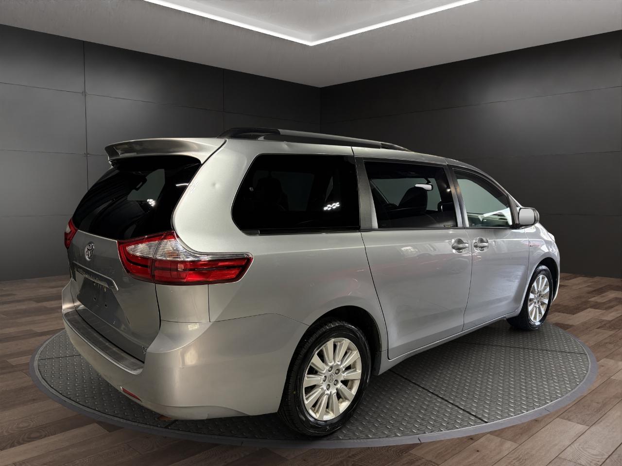Toyota Sienna 5dr 7-Pass Van LE AWD (Natl) 2016