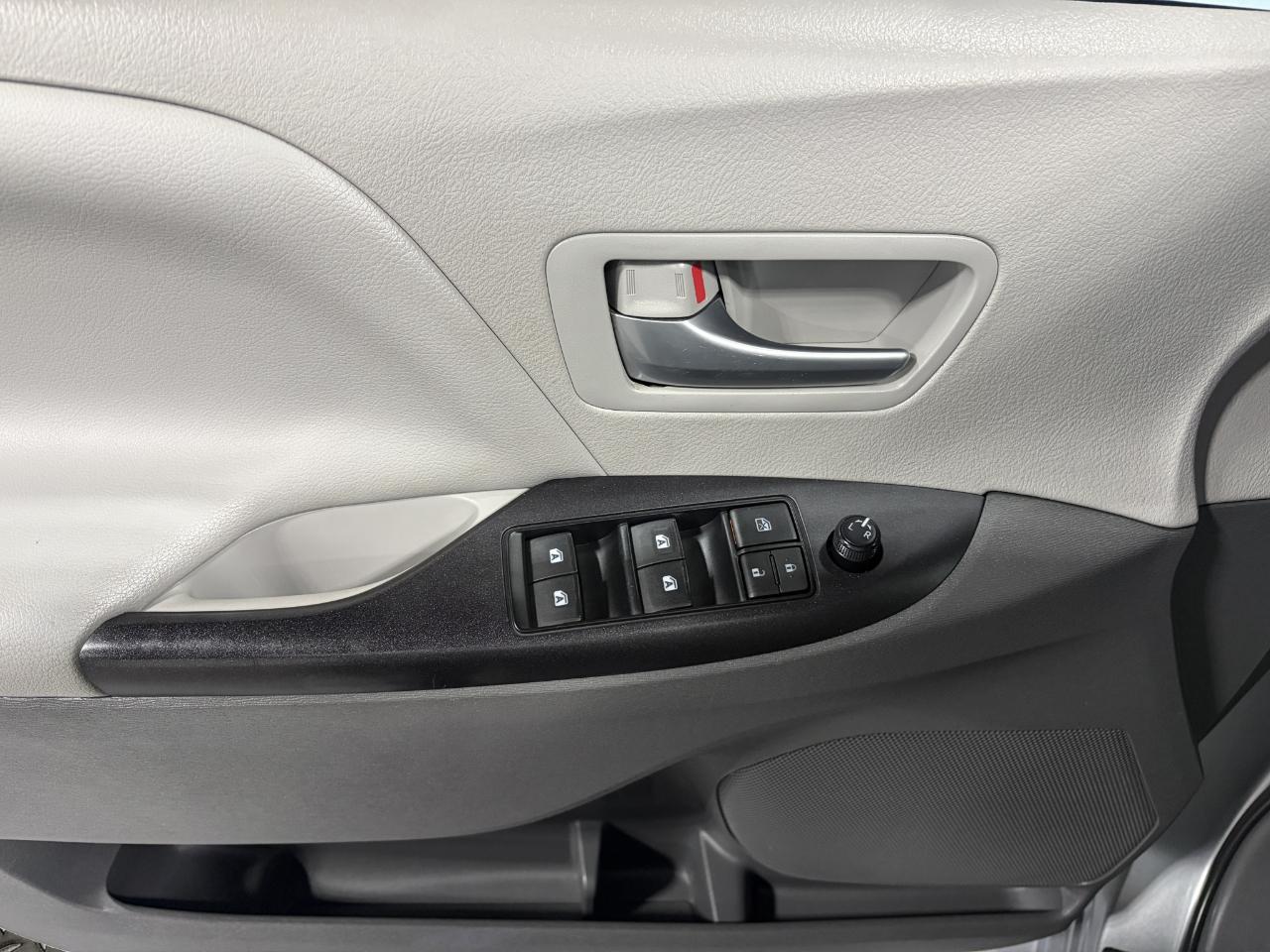 Toyota Sienna 5dr 7-Pass Van LE AWD (Natl) 2016