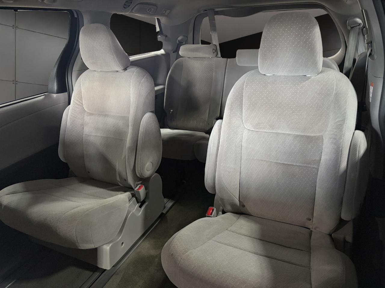 Toyota Sienna 5dr 7-Pass Van LE AWD (Natl) 2016