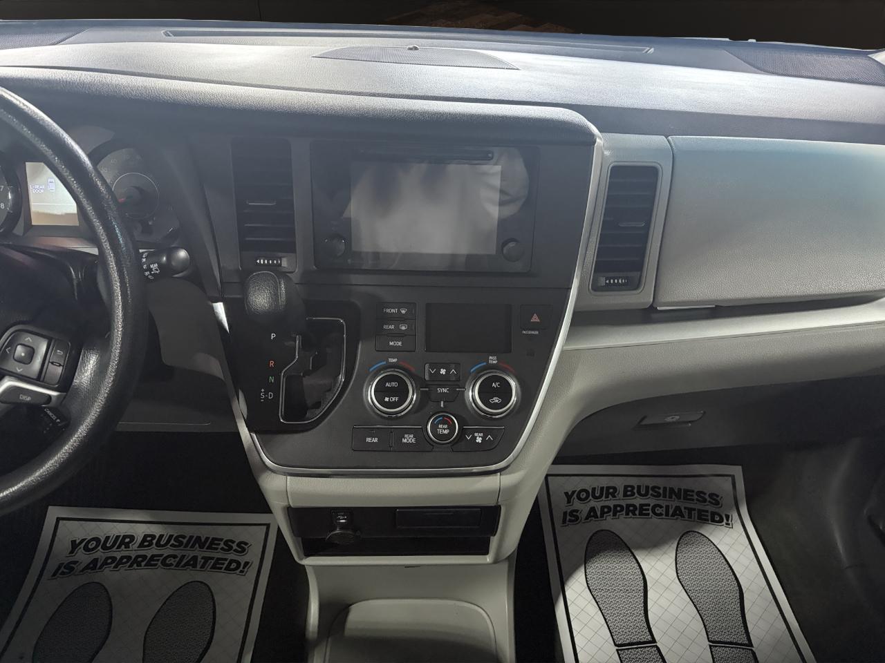 Toyota Sienna 5dr 7-Pass Van LE AWD (Natl) 2016