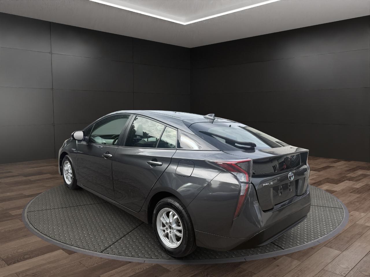 Toyota Prius 5dr HB Two (Natl) 2016