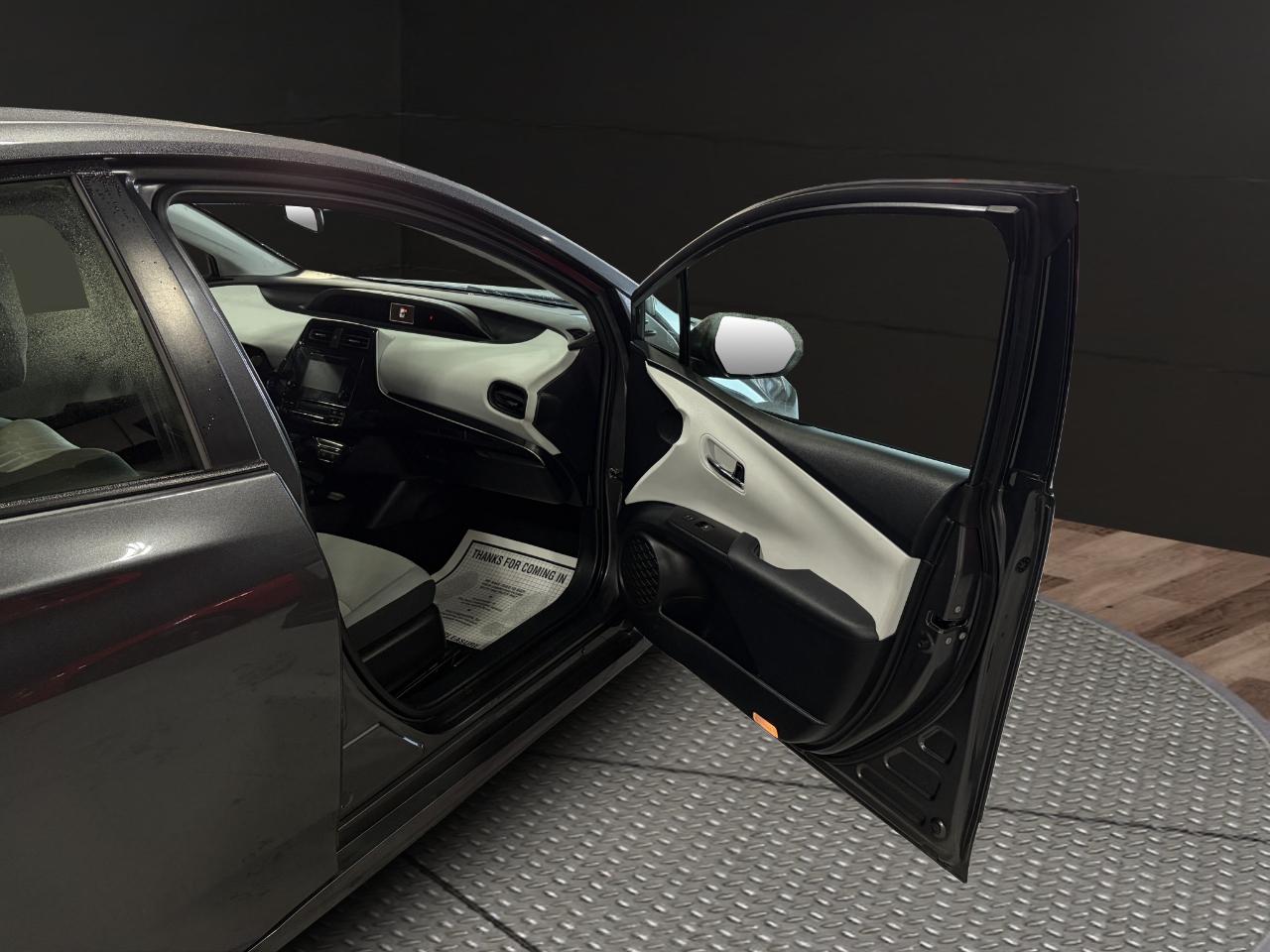 Toyota Prius 5dr HB Two (Natl) 2016