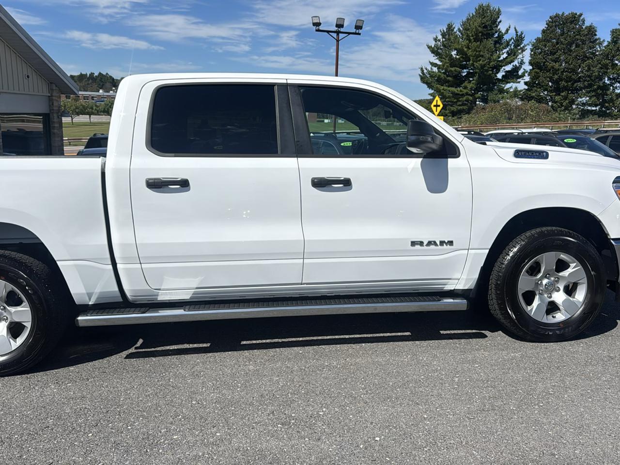 RAM 1500 Big Horn 4x4 Crew Cab 5'7" Box 2023