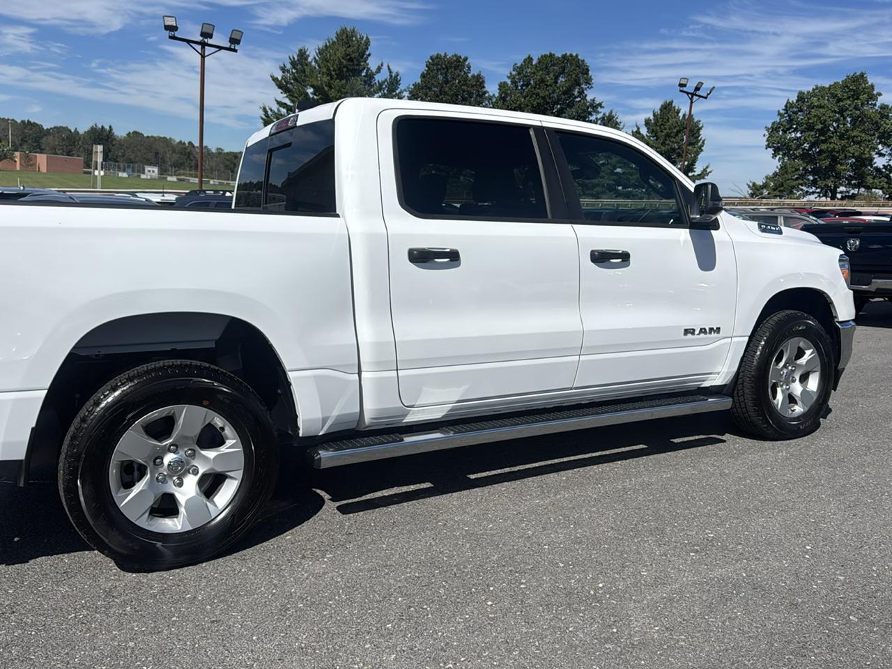RAM 1500 Big Horn 4x4 Crew Cab 5'7" Box 2023