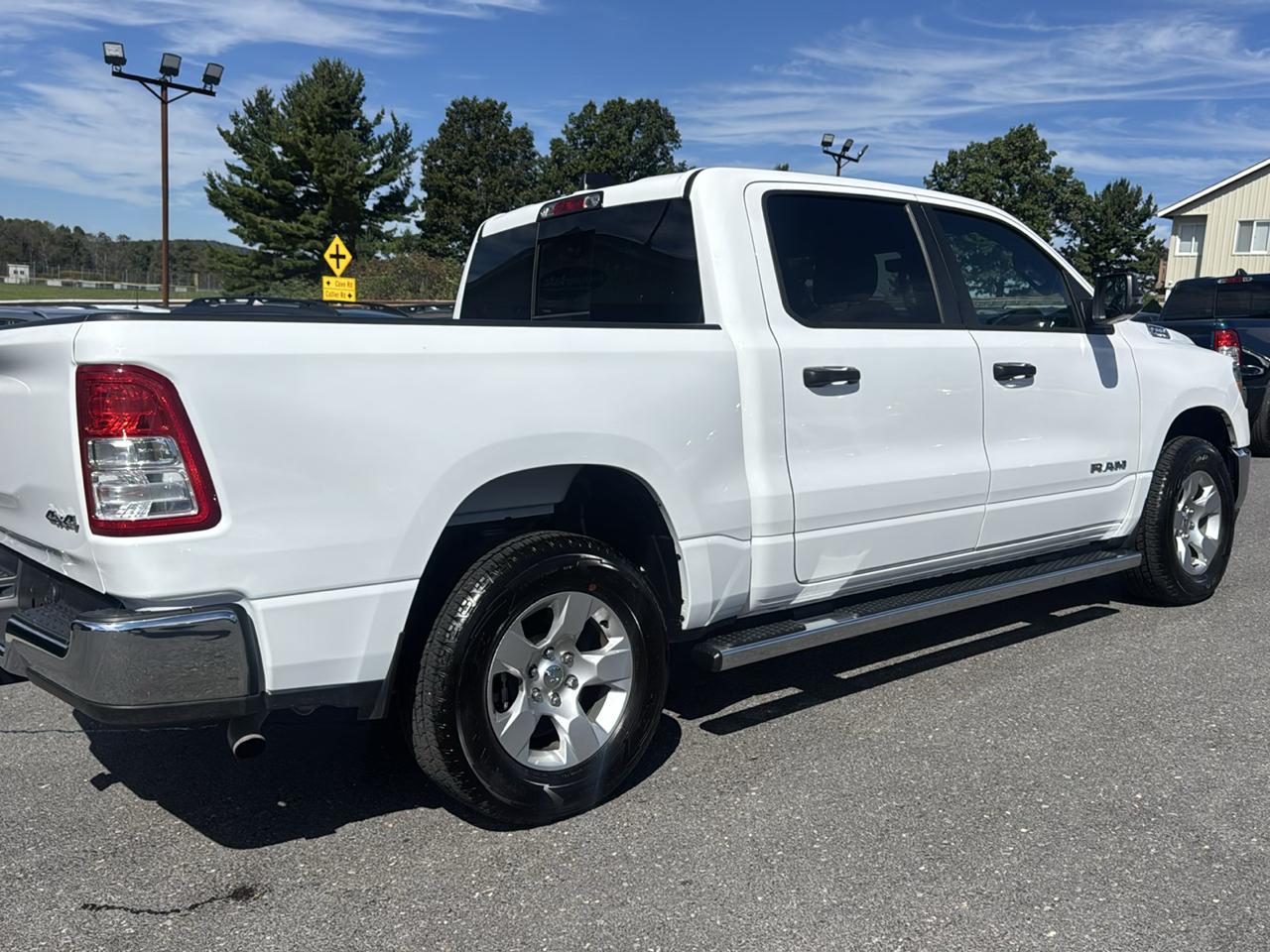 RAM 1500 Big Horn 4x4 Crew Cab 5'7" Box 2023