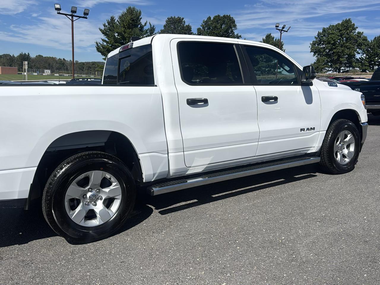 RAM 1500 Big Horn 4x4 Crew Cab 5'7" Box 2023