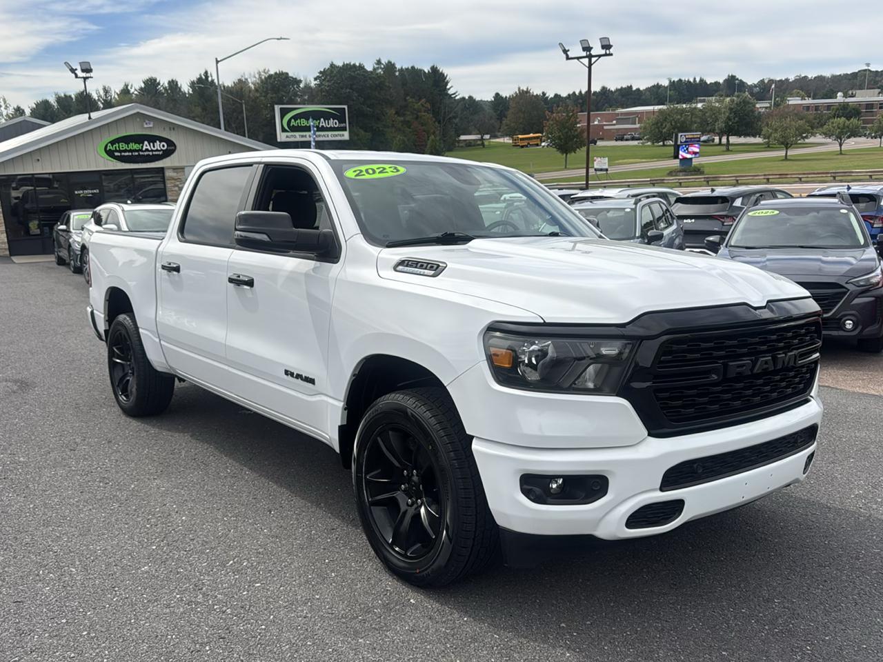 RAM 1500 Big Horn 4x4 Crew Cab 5'7" Box 2023