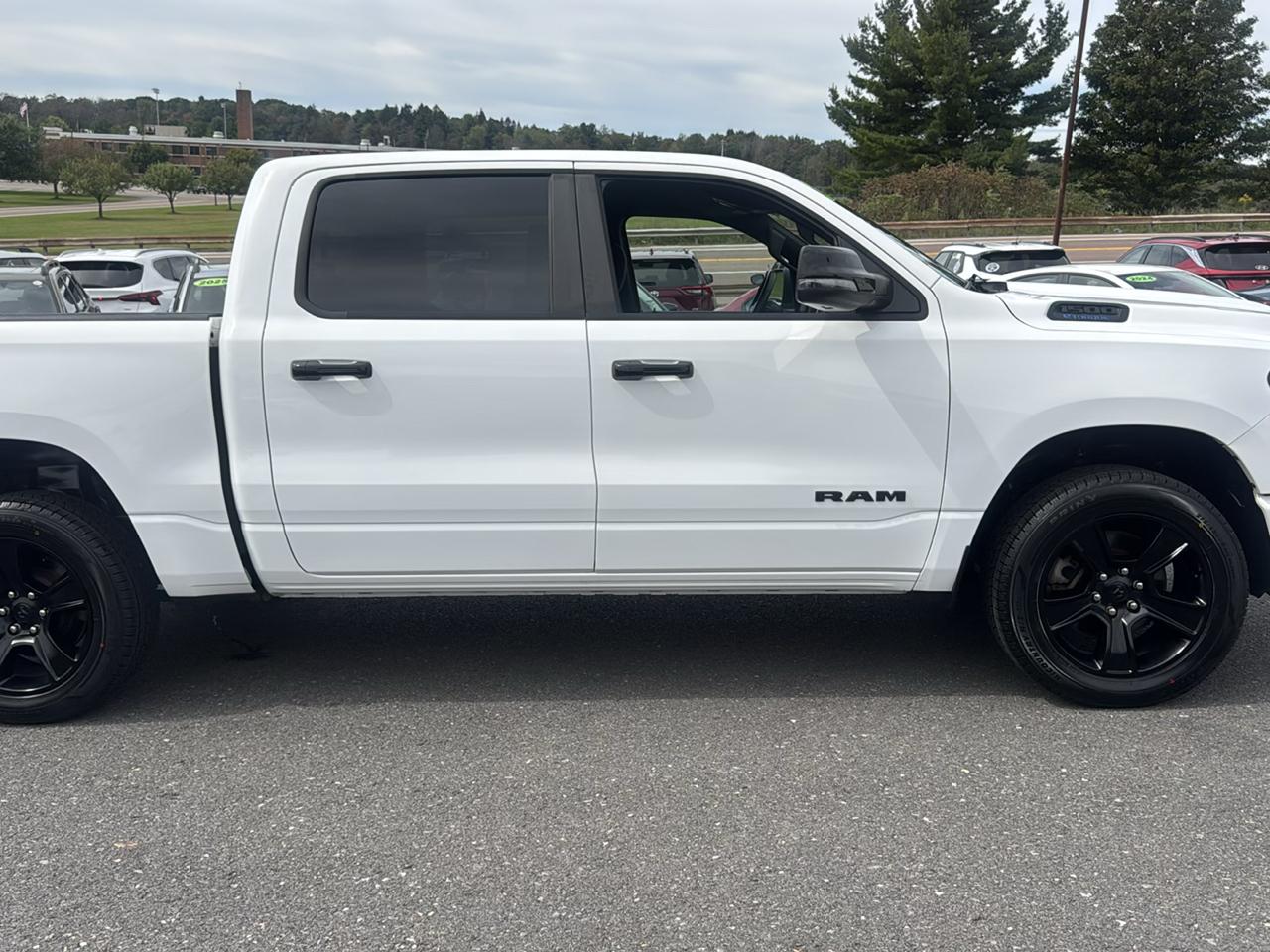 RAM 1500 Big Horn 4x4 Crew Cab 5'7" Box 2023