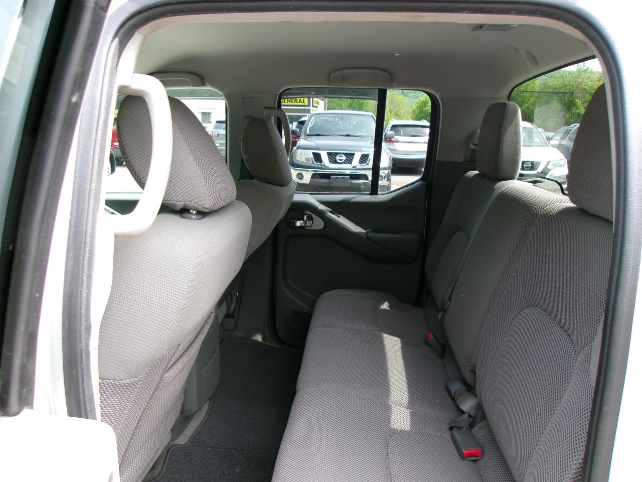 Nissan Frontier 4WD Crew Cab LWB Auto SV 2013